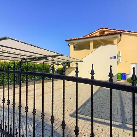 Olivia-mar, 100m Beach Villa Valtura